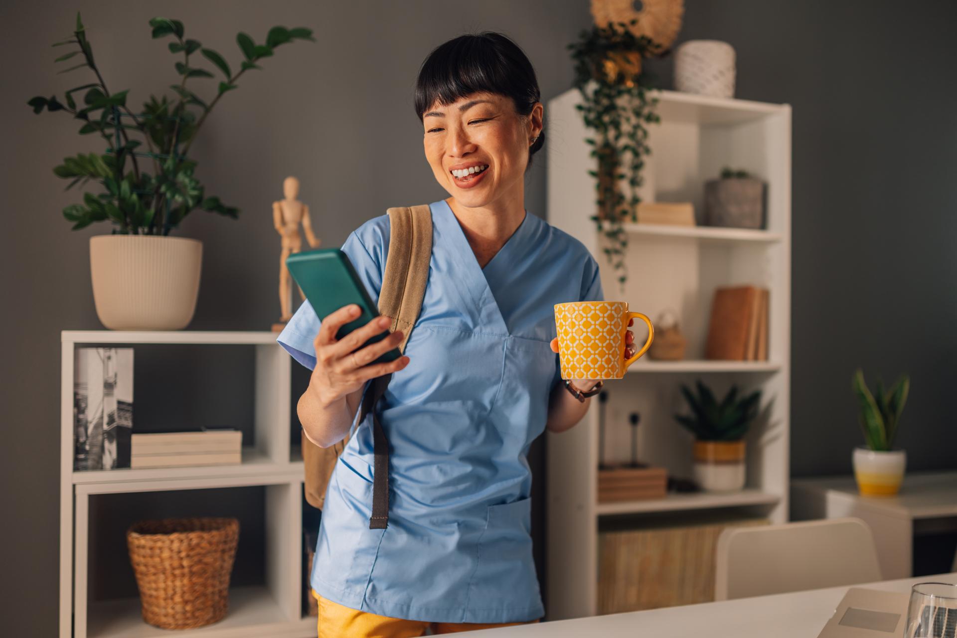 Médecin souriante utilisant Argosmed